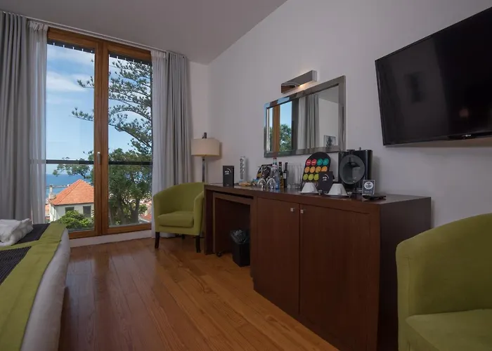 孔德卡瓦利亚尔艺术酒店 4*